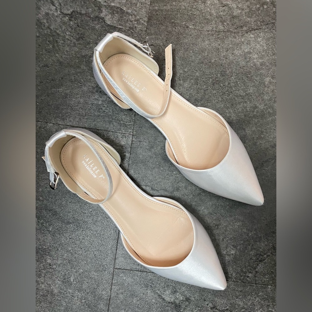 Kailee P White Satin Closed Toe Flat Wedding Bridal Shoes a women’s size 9